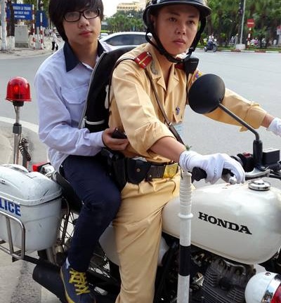 Xôn xao hình ảnh nam sinh được CSGT chở đi thi tốt nghiệp