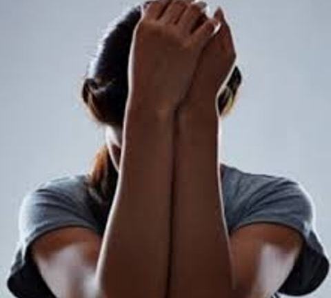 Bất lực nhìn con gái si mê người tình Facebook