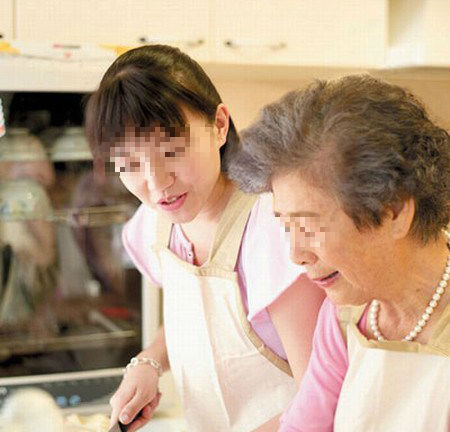 Con dâu tráo trở đuổi mẹ chồng xuống ga ra ô tô sống