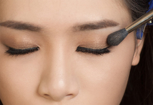 Cách trang điểm mắt màu nâu nhạt Hàn Quốc tuyệt đẹp