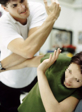 Vợ đi công tác, chồng dẫn nhân viên về “dọn nhà cửa”