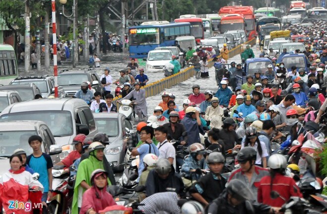 Chùm ảnh: Đường phố Sài Gòn thành sông, giao thông tê liệt