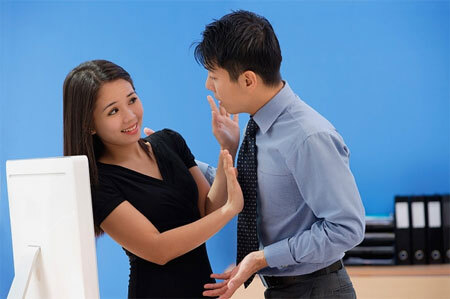 Nên từ chối tình yêu của anh chàng đồng nghiệp thế nào?