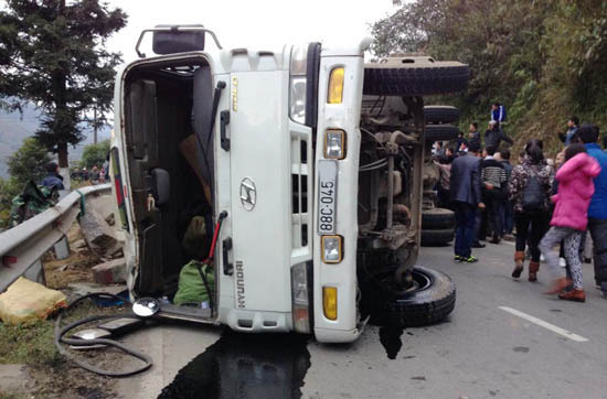 Lật xe tải, đường lên Sa Pa tắc nhiều giờ ngày đầu năm mới