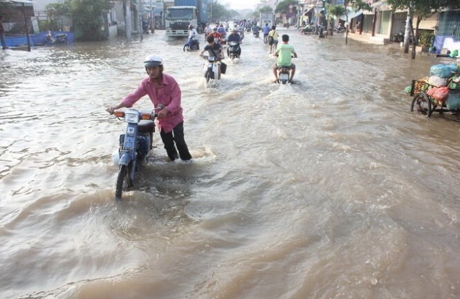 Triều cường đạt đỉnh, đường xá TP.HCM thành sông