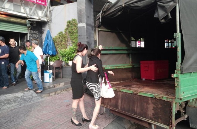 Đưa 60 dân chơi trong quán karaoke Tip Top đi xét nghiệm ma túy