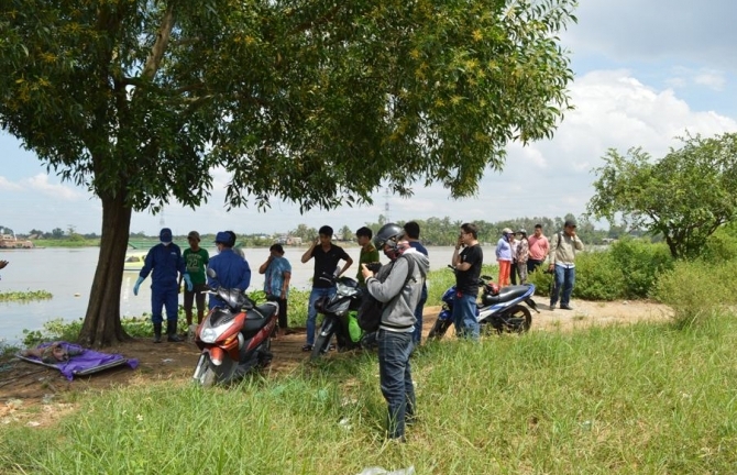 Thi thể bé gái nổi sông Sài Gòn nghi bị mẹ ôm nhảy sông tự tử 