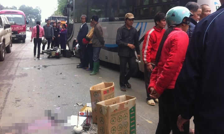Tuyên Quang: Xe máy đấu đầu ô tô, 2 người tử vong tại chỗ