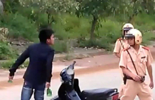 Tạm giữ nam thanh niên hành hung cán bộ tuần tra giao thông