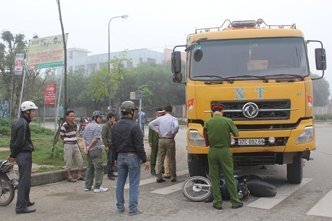 Thiếu phụ chết thảm dưới bánh xe tải
