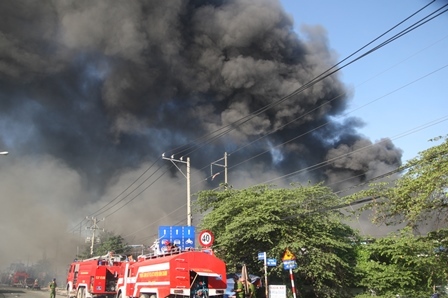 TP.HCM: Cháy tại công ty nội thất, thiêu rụi 1.600m2 nhà xưởng