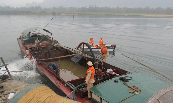 Tăng cường xử lý các phương tiện thủy khai thác cát sạn trái phép
