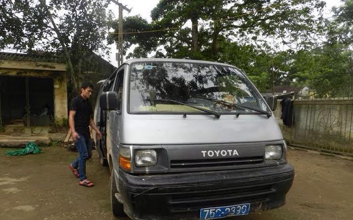 Hà Tĩnh: Bắt giữ xe ô tô biển xanh chở gỗ lậu