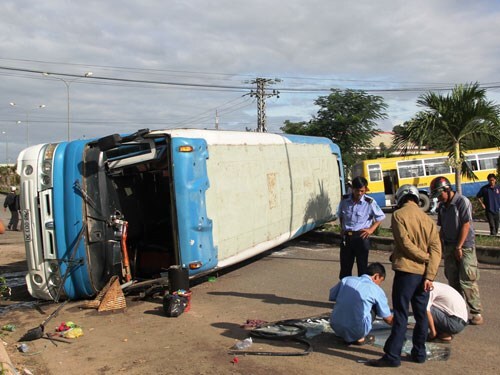 Hai xe chở công nhân đâm nhau, 20 người nhập viện