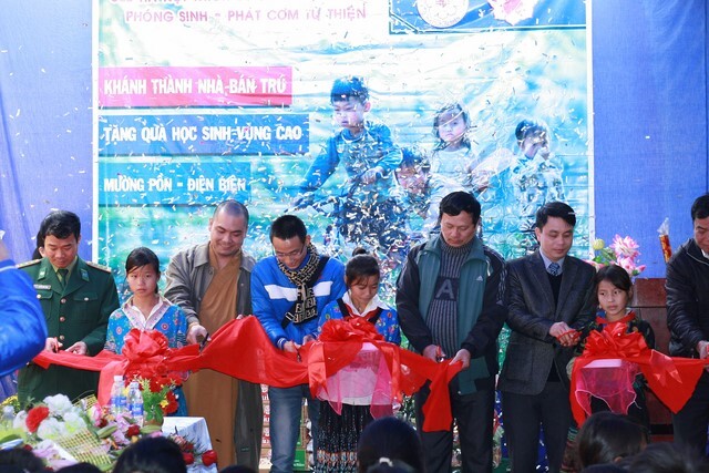 Bàn giao nhà bán trú và trao tặng áo ấm cho học sinh vùng cao