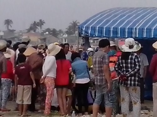 Tắm bờ kè, 2 sinh viên bị sóng cuốn trôi