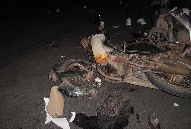 Xe máy đâm nhau trong đêm, người nguy kịch bên vũng máu