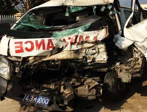 Xe cứu thương đối đầu xe tải, 7 người nhập viện cấp cứu