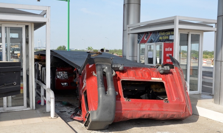 Xe container đứt lìa đầu, tài xế may mắn thoát chết