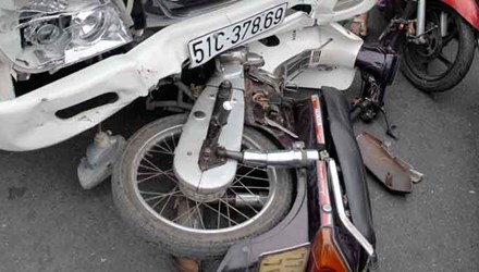 Xe tải hất văng 10m, một phụ nữ nhập viện nguy kịch