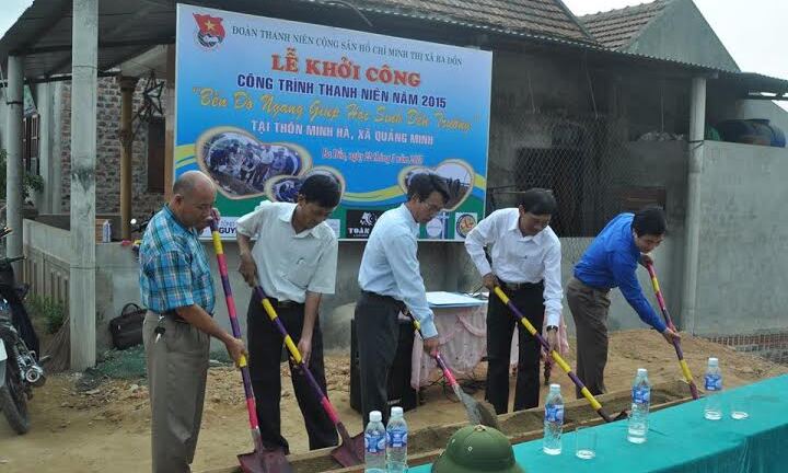 Xây dựng bến đò ngang cho học sinh vùng lũ ở Quảng Bình
