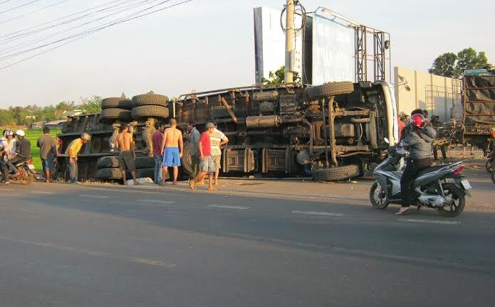 Xe tải chở trên 25 tấn mía lật xuống ruộng, tài xế thoát nạn