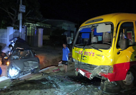 Ô tô 7 chỗ gây tai nạn liên hoàn, 8 người thương vong