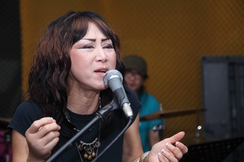 Danh ca Lê Uyên phủ nhận tin đồn từng ly hôn