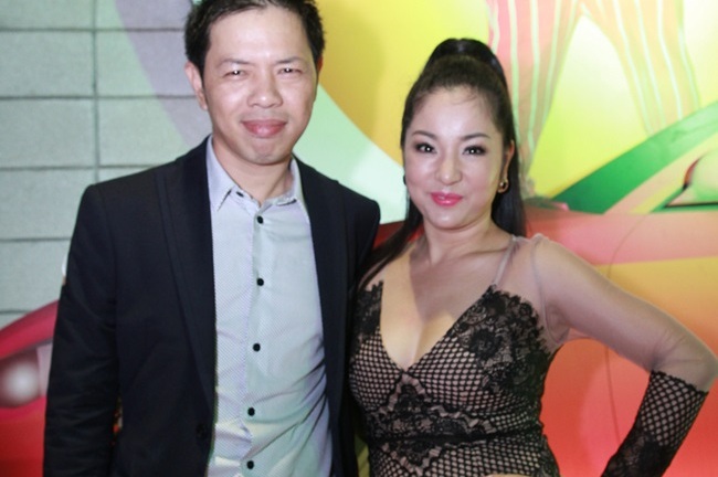 Thúy Nga diện trang phục gợi cảm đến chúc mừng Thái Hòa