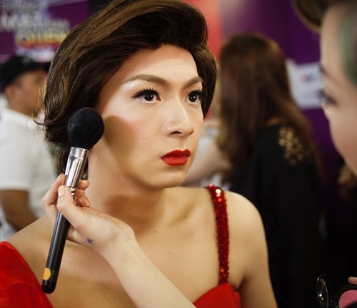 Ngô Kiến Huy độn ngực, đi giày cao gót giả Hồ Ngọc Hà 