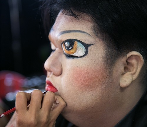 Gương mặt thân quen: Vương Khang vẽ mắt nghệ thuật hóa Aladin