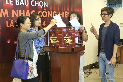 Hơn 100 phóng viên Bắc – Nam bầu chọn giải Cống hiến