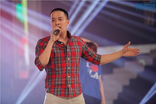Cao Thái Sơn tình tứ với vũ công nữ