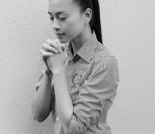 Hàng loạt nghệ sĩ cùng chụp ảnh cầu nguyện làm từ thiện