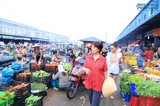 Danh ca U70 Phương Dung miệt mài phát cơm từ thiện