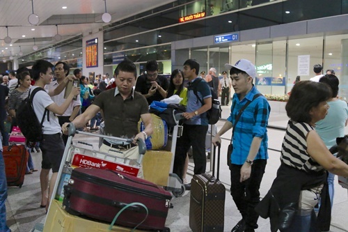 Quang Hà bay show hải ngoại lẻ loi sau chia tay người tình