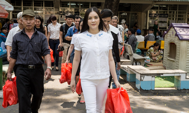 Lý Nhã Kỳ giản dị làm từ thiện trước khi đi Pháp