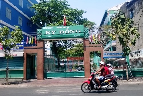 Học sinh tiểu học bị bắt cóc lúc đi vệ sinh trong trường