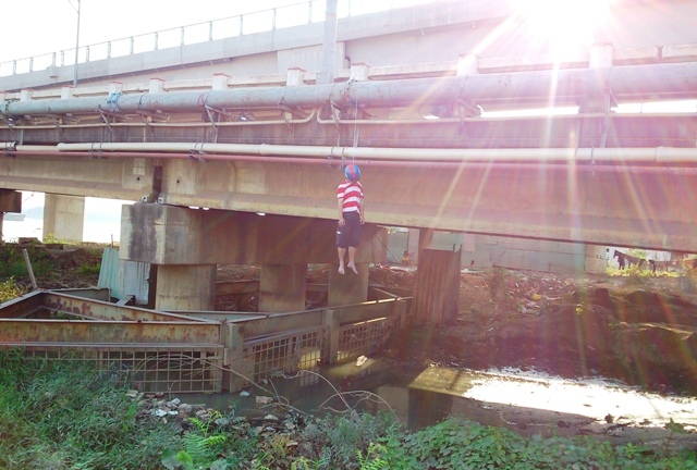 Người đàn ông chết trong tư thế treo cổ trên cầu Hóa An