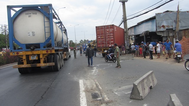 Container mất lái, ủi sập 3 nhà dân, 9 người thoát chết