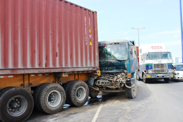 Tông vào đuôi container, xe ben nát đầu, giao thông hỗn loạn