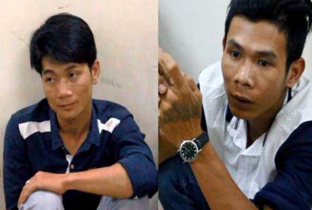 Trinh sát bắt hai đối tượng giấu mã tấu trong cốp xe máy