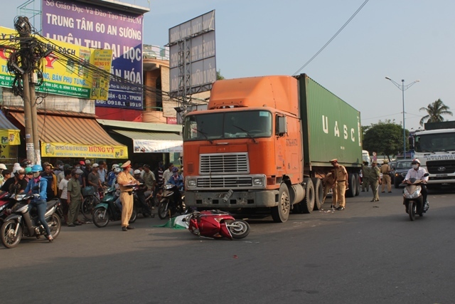 Chạy  ngược chiều, một phụ nữ bị xe container cán chết