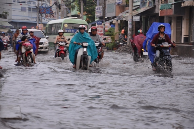 TP.HCM: Đường phố biến thành sông, giao thông hỗn loạn