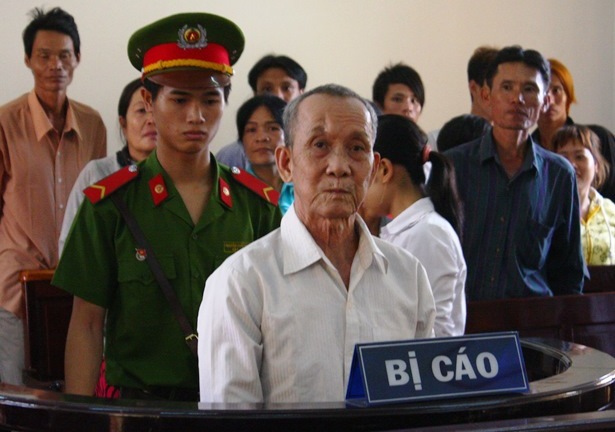 Cụ già 65 tuổi lãnh án chung thân vì đoạt mạng hai thanh niên trẻ