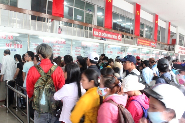 Nghỉ lễ 5 ngày: Người dân đội mưa rời Sài Gòn 
