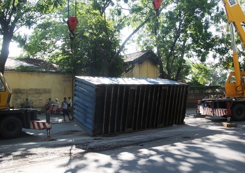 Container lật nhào giữa Sài Gòn, giao thông hỗn loạn