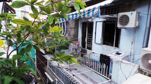 Nhà trong hẻm bốc cháy, khu dân cư náo loạn