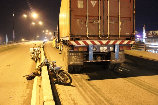 Phóng ngược chiều trên cầu vượt, xe máy lao đầu vào xe container