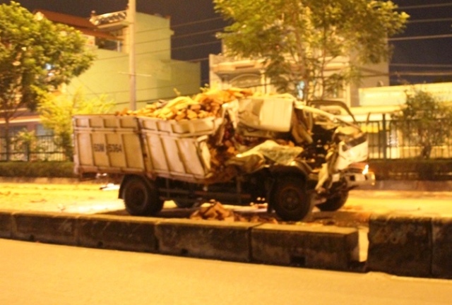 Xe tải lao đầu vào đuôi xe container, 2 người thương vong